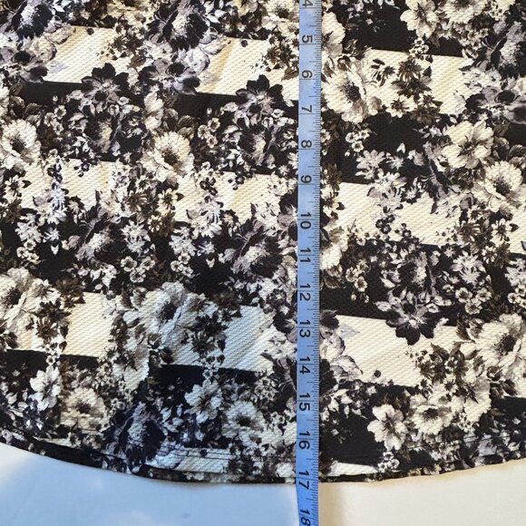 xHileration White Floral on White Short Skirt Elastic Waist Size M - Picture 4 of 5